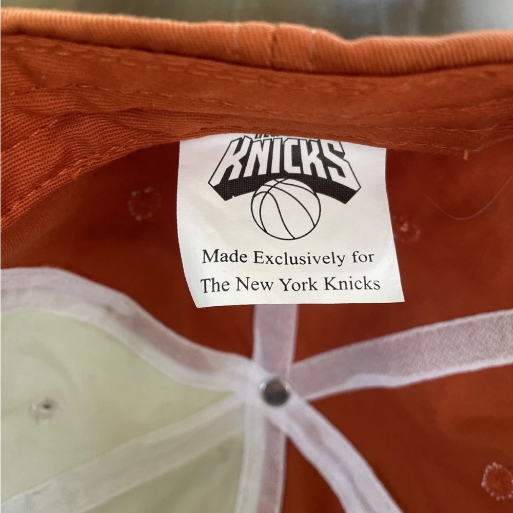 KNICKS NBA BASKETBALL HAT YOUTH SIZE strap ADJUSTABLE  NEW YORK ORANGE off white - Picture 2 of 3